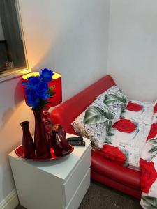 En eller flere senge i et værelse på Three double Bedrooms with share bathroom at La Belle Meuniere Leicester