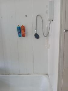 Et badeværelse på Three double Bedrooms with share bathroom at La Belle Meuniere Leicester