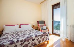 Postel nebo postele na pokoji v ubytování Three-Bedroom Apartment In Brodarica