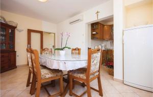 Fotografie z fotogalerie ubytování Three-Bedroom Apartment In Brodarica v destinaci Brodarica