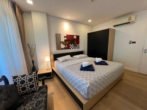 Ένα ή περισσότερα κρεβάτια σε δωμάτιο στο Mykonos Hua Hin - 1 bdr Condo Shared Pool Downtown +24 φωτογραφίες