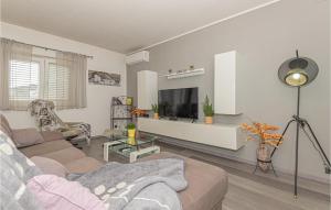 un soggiorno con un divano e una TV di Cozy Apartment In Sibenik a Šibenik
