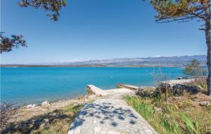 un chemin à côté d'un plan d'eau dans l'établissement Beautiful Apartment In Klimno With Wifi, à Klimno