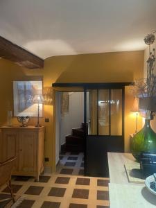 TV a/nebo společenská místnost v ubytování Coeur de ville Mortagne-au-Perche