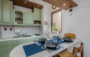 Kuchyň nebo kuchyňský kout v ubytování Amazing Apartment In Krk With Kitchen