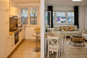 2 Aussicht auf eine Küche und ein Wohnzimmer in der Unterkunft MODERN 2 ROOM Apartment in Rüttenscheid in Essen