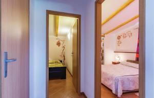 Posteľ alebo postele v izbe v ubytovaní 2 Bedroom Amazing Home In Vodnjan