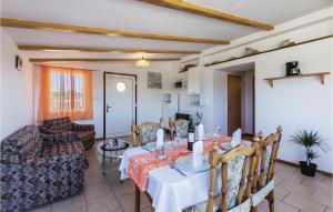 Posedenie v ubytovaní 2 Bedroom Amazing Home In Vodnjan