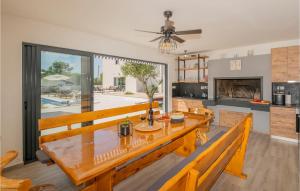 une salle à manger avec une table et une cuisine dans l'établissement Lovely Home In Poljica With Sauna, à Poljica