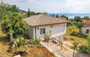 une petite maison blanche avec un jardin en face de celle-ci dans l'établissement 3 Bedroom Stunning Apartment In Lovran, à Lovran