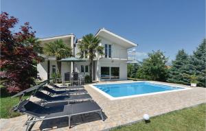 Kolam renang di atau dekat dengan Two-Bedroom Holiday Home In Sinj +26 gambar