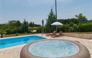 Bazén v ubytovaní Cozy Home In Hrvace With Jacuzzi alebo v jeho blízkosti