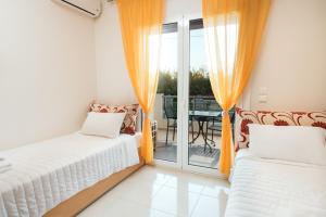 Posteľ alebo postele v izbe v ubytovaní Kronos Villas