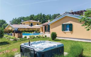 Πισίνα στο ή κοντά στο Gorgeous Home In Rezanci With Jacuzzi
