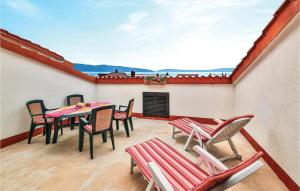 Balkón nebo terasa v ubytování Two-Bedroom Apartment In Kastel Kambelovac
