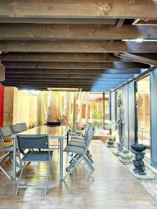una sala da pranzo con tavolo e sedie di Tiki Palms Beach House - Corindi Beach a Corindi