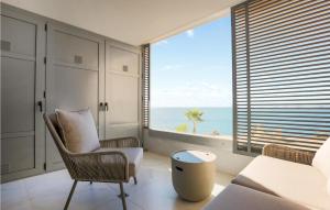 ein Wohnzimmer mit Blick auf das Meer in der Unterkunft Amazing Apartment - Torrevieja in Torrevieja + 22 Fotos