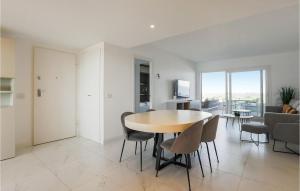 ein Esszimmer und ein Wohnzimmer mit Tisch und Stühlen in der Unterkunft Amazing Apartment - Torrevieja in Torrevieja
