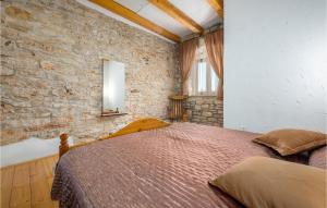 Postel nebo postele na pokoji v ubytování Holiday Home Golubovo With Fireplace I