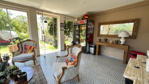 Una sala de estar con dos sillas y una mesa. en Aden Boutique Otel, en Cesme