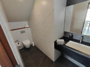 Villa Vista, piscine privée à débordement vue mer !的一间浴室