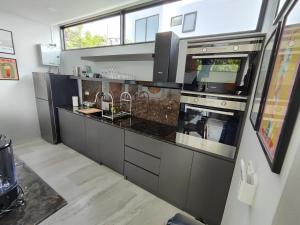 Haad TianVilla Vista, piscine privée à débordement vue mer !的带水槽和炉灶的厨房