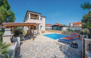 Bazén v ubytování Holiday Home Valbandon I nebo v jeho okolí