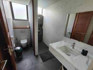 Haad TianVilla Vista, piscine privée à débordement vue mer !的带水槽、马桶和镜子的浴室