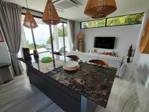 Haad TianVilla Vista, piscine privée à débordement vue mer !的一个带台面的大岛的厨房