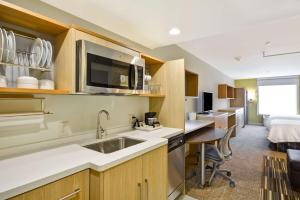 Home2 Suites By Hilton Opelika Auburn的厨房或小厨房