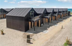 a row of black houses on the beach at Kysthusene, Lejl 7 in Slagelse