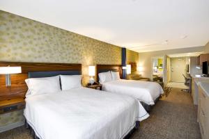 Home2 Suites By Hilton Opelika Auburn客房内的一张或多张床位