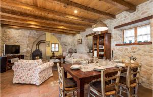 TV a/nebo společenská místnost v ubytování Cozy Home In Kras With Wifi