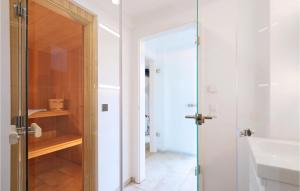 une salle de bain avec douche et lavabo dans l'établissement Beach Front Home In Lembruchdümmer See, à Lembruch