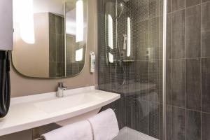 łazienka z umywalką i prysznicem w obiekcie ibis Amsterdam Centre w Amsterdamie