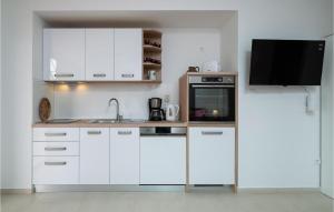 Кухня или мини-кухня в Nice Apartment In Medulin With Wifi
