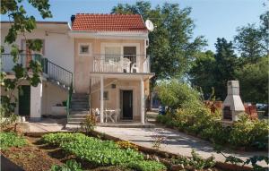 Vonkajšia záhrada v ubytovaní Apartment Raslina Lxvi + 12 fotografií