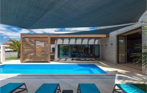 una piscina in una villa con una casa di Villa Lena Lux a Pola (Pula)