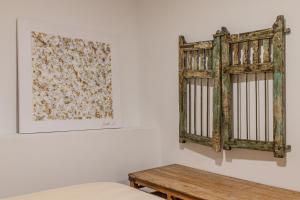 a room with a bed and a picture on the wall at La petite maison de Nadette in Gandía
