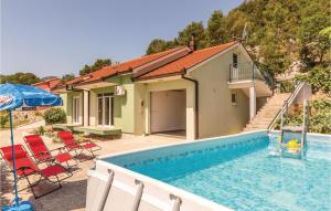 Bazén v ubytovaní Two-Bedroom Holiday Home In Stasevica alebo v jeho blízkosti