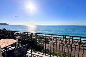 Un balcón con mesa y sillas y el mar. en QUAI PROMENADE VIEW Balcony with breathtaking view, en Niza 23 fotos más