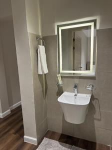 a bathroom with a sink and a mirror at شقة دار المنى الفندقية in Al Madinah
