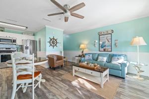 una sala de estar con un sofá y una mesa en Grand Caribbean West 215, en Perdido Key