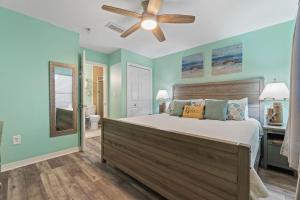Un dormitorio con una cama y un ventilador de techo. en Grand Caribbean West 215, en Perdido Key 36 fotos más