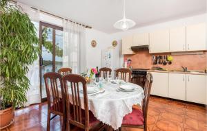 Kuchyň nebo kuchyňský kout v ubytování Nice Apartment In Mali Losinj With Wifi
