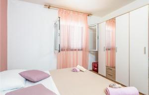 Postel nebo postele na pokoji v ubytování Nice Apartment In Mali Losinj With Wifi