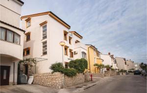 a row of houses on the side of a street at 2 Bedroom Nice Apartment In Mali Losinj in Mali Lošinj