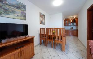 TV a/nebo společenská místnost v ubytování Cozy Apartment In Pula With Wifi