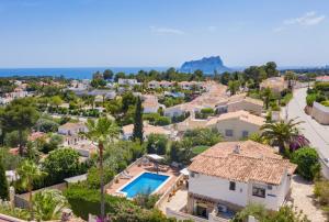 een luchtfoto van een huis met een zwembad bij Casa Dels Tossals in Moraira