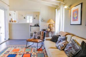 een woonkamer met een bank en een stoel bij Casa Dels Tossals in Moraira